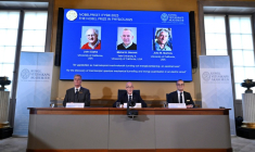 Un écran affiche les portraits des lauréats du prix Nobel de Physique 2025 (g-d) Le Britannique John Clarke, le Français Michel H Devoret et l'Américain John M Martinis lors d'une conférence de presse à l'Académie royale des sciences de Suède, le 7 octobre 2025 à Stockholm ( TT NEWS AGENCY / Christine Olsson/TT )