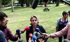 La secrétaire générale de la CFDT, Marylise Léon, fait une déclaration à la presse lors de l'université d'été de la centrale syndicale à Boissy-la-Rivière, le 26 août 2025 dans l'Essonne ( POOL / Thibaud MORITZ )