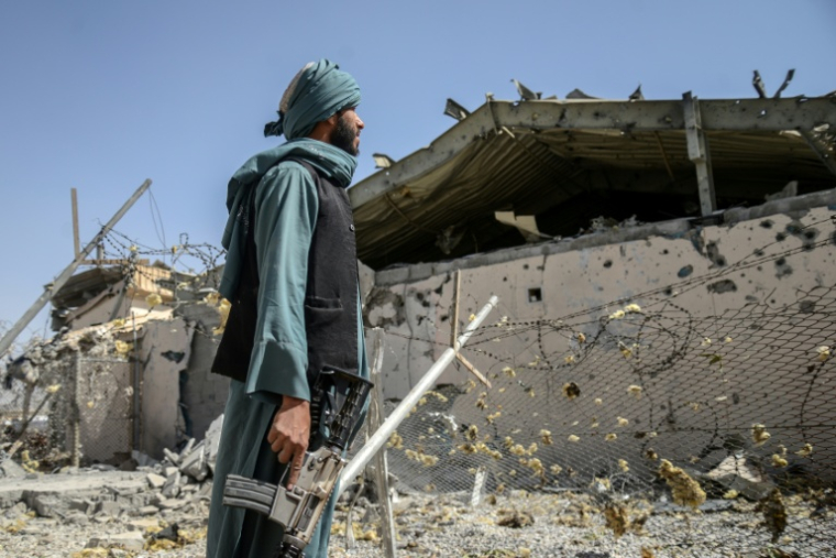 Un homme des forces de sécurité des Talibans près d'un bâtiment endommagé après une frappe pakistanaise dans la région de Kandahar, le 15 mars 2026 ( AFP / - )