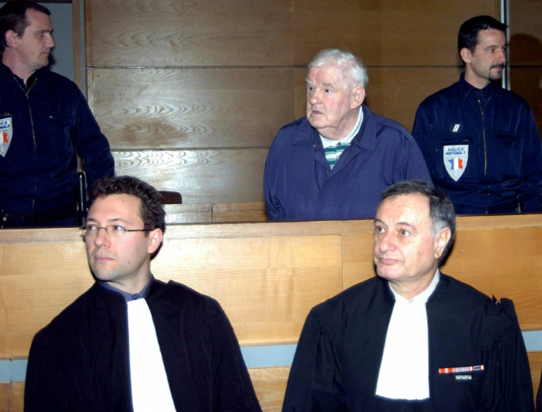 Émile Louis (au centre), jugé pour viols avec tortures et actes de barbarie et agressions sexuelles aggravées contre sa seconde épouse et sa belle-fille, le 22 mars 2004 devant la cour d'assises du Var à Draguignan ( AFP / PASCAL GUYOT )