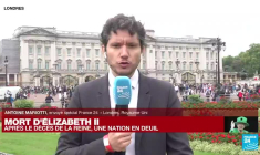 Décès d'Elizabeth II : les britanniques et les touristes affluent devant le Palais de Buckingham