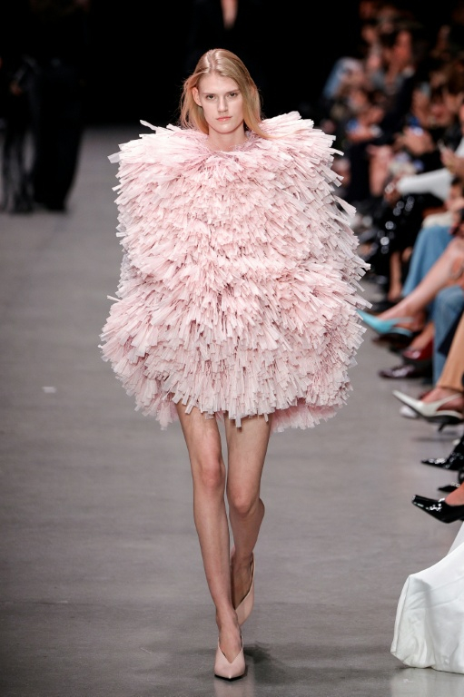 Un mannequin présente une création de Stella McCartney pour la collection Prêt-à-porter Femme Printemps-Été 2026 lors de de la Fashion Week de Paris, le 30 septembre 2025 ( AFP / GEOFFROY VAN DER HASSELT )