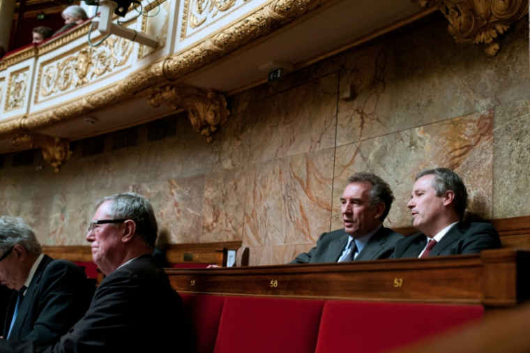 Les candidats à l'élection présidentielle François Bayrou (2e à d) et Nicolas Dupont-Aignan (d) sur les bancs de l'Assemblée nationale à Paris lors de questions au gouvernement, le 14 février 2012 ( AFP / MARTIN BUREAU )
