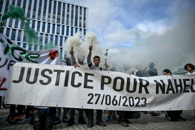 Des manifestants demandant "Justice pour Nahel", rassemblés à Nanterre, le 27 juin 2025 ( AFP / JULIEN DE ROSA )