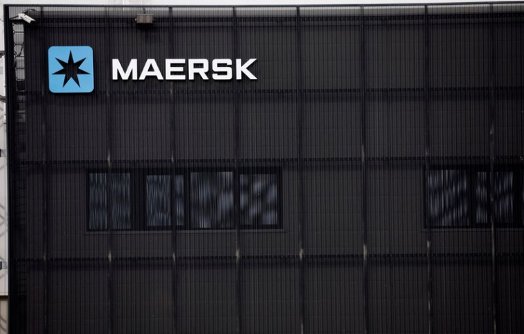 Le logo de Maersk au sommet d'un bâtiment de la Zona Franca à Barcelone