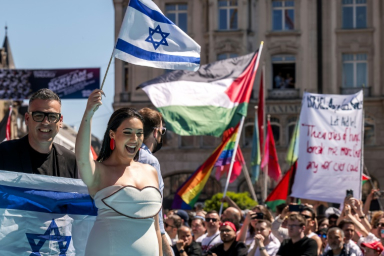 La chanteuse israélienne Yuval Raphael (c) arrive sur le tapis turquoise près de l'hôtel de ville de Bâle lors de la cérémonie d'ouverture du Concours Eurovision de la chanson 2025, le 11 mai 2025 en Suisse ( AFP / Fabrice COFFRINI )