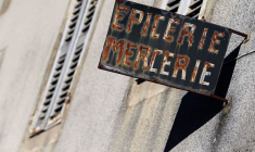 Un panneau rouillé d'une épicerie à Sousceyrac