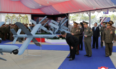 TPhoto prise le 29 octobre 2026 et diffusée le 30 octobre 2026 par l'agence de presse officielle nord-coréenne KCNA, montrant le dirigeant nord-coréen Kim Jong Un assistant à l'exposition "Développement de technologies aéronautiques sans pilote", dans la zone touristique côtière de Wonsan-Kalma, dans la province de Kangwon, en Corée du Nord ( KCNA VIA KNS / STR )