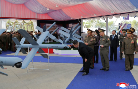 TPhoto prise le 29 octobre 2026 et diffusée le 30 octobre 2026 par l'agence de presse officielle nord-coréenne KCNA, montrant le dirigeant nord-coréen Kim Jong Un assistant à l'exposition "Développement de technologies aéronautiques sans pilote", dans la zone touristique côtière de Wonsan-Kalma, dans la province de Kangwon, en Corée du Nord ( KCNA VIA KNS / STR )