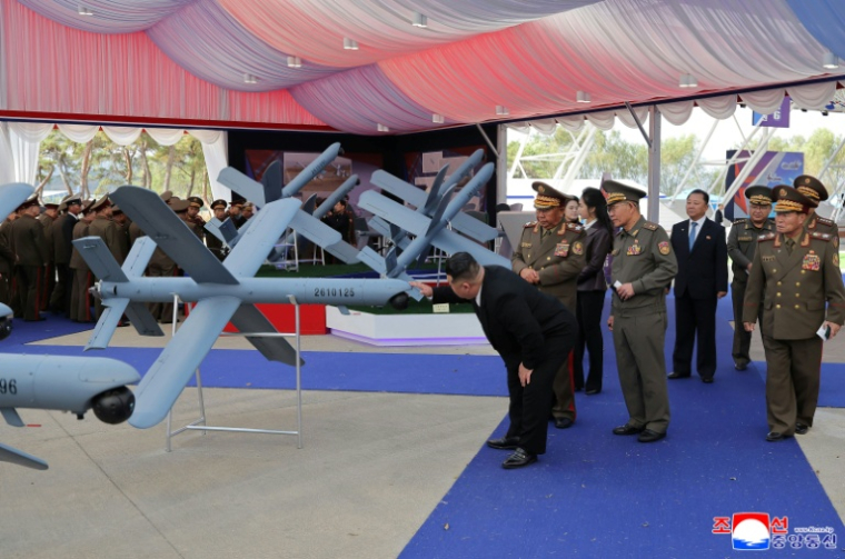 TPhoto prise le 29 octobre 2026 et diffusée le 30 octobre 2026 par l'agence de presse officielle nord-coréenne KCNA, montrant le dirigeant nord-coréen Kim Jong Un assistant à l'exposition "Développement de technologies aéronautiques sans pilote", dans la zone touristique côtière de Wonsan-Kalma, dans la province de Kangwon, en Corée du Nord ( KCNA VIA KNS / STR )