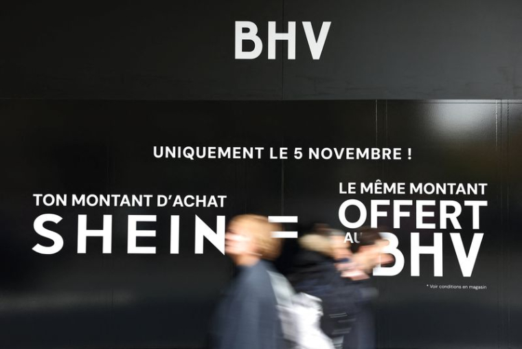 Logo du détaillant de mode éphémère Shein au grand magasin Le BHV Marais à Paris