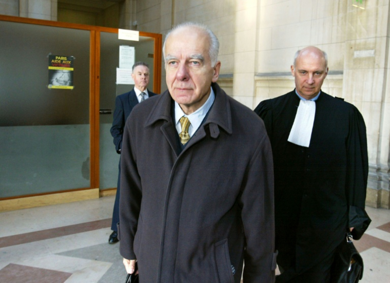Jean-Yves Haberer, ex-PDG du Crédit Lyonnais, au palais de justice à Paris le 27 janvier 2003, avec son avocat Pierre Cornut-Gentille ( AFP / Jack GUEZ )