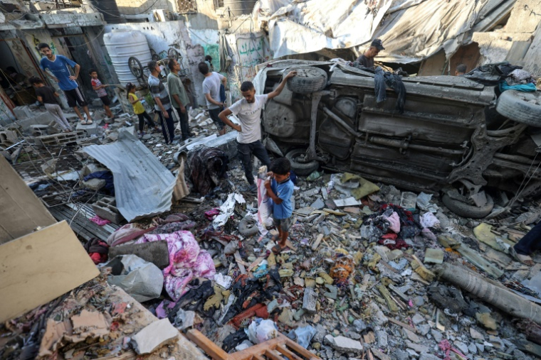 Des Palestiniens fouillent les décombres après une frappe aérienne sur le camp de réfugiés de Nousseirat, dans le centre de la bande de Gaza, le 27 septembre 2025 ( AFP / Eyad BABA )