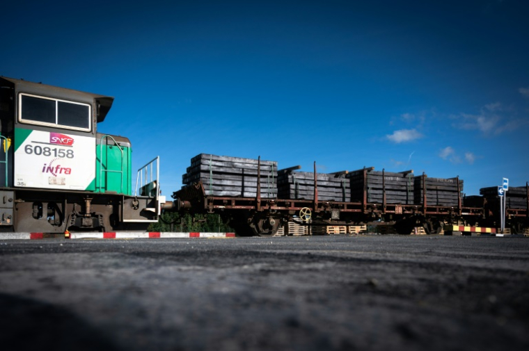 Un site de retraitement de traverses de chemins de fer, à Biars-sur-Cère (Lot), le 30 octobre 2025 ( AFP / Matthieu RONDEL )