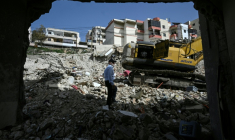 Les décombres d'un immeuble touché en janvier par une frappe israélienne dans le village de Qannarit, dans le sud du Liban, le 16 février 2026 ( AFP / Joseph EID )