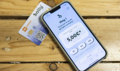 La carte Solly, ici le 21 novembre 2025, une solution de dons dématérialisés aux sans-abris, a été lancée ce week-end à Lille ( AFP / Sameer Al-DOUMY )