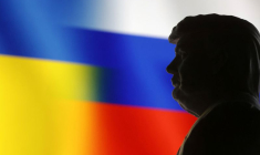 Une illustration montre un modèle miniature de Donald Trump imprimé en 3D et des drapeaux russe et ukrainien