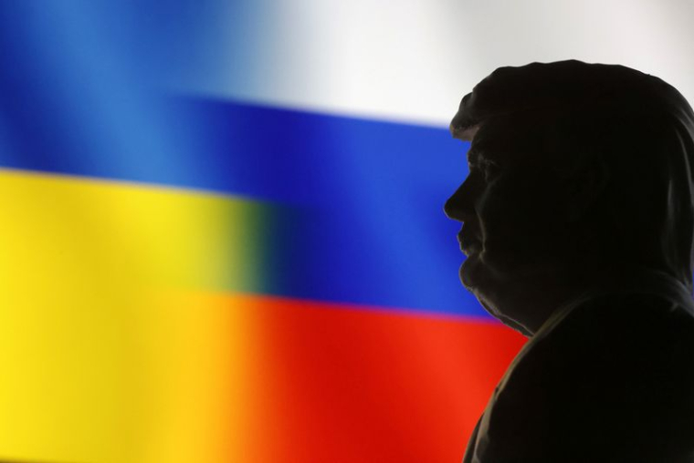 Une illustration montre un modèle miniature de Donald Trump imprimé en 3D et des drapeaux russe et ukrainien