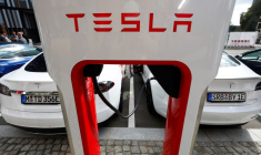 TESLA DIT AVOIR INVESTI 1,5 MILLIARDS DE DOLLARS DANS LE BITCOIN, QUI BONDIT