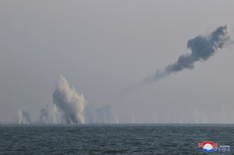 Une photographie diffusée le 20 mars 2025 par l'agence officielle nord-coréenne KCNA montre ce qui est présenté comme un essai de nouveaux missiles anti-aériens, à une date et en un lieu non précisés ( KCNA VIA KNS / STR )