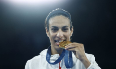 Imane Khelif lors de la cérémonie de victoire de l'épreuve de Boxe des J.O. de Paris 2024