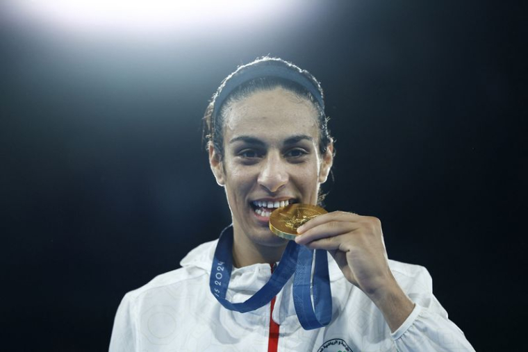 Imane Khelif lors de la cérémonie de victoire de l'épreuve de Boxe des J.O. de Paris 2024