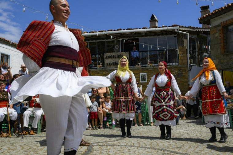 Dances traditionnelles grecques pour la fête de la Vierge, le 15 août 2026 sur l'île turque de Gokceada ( AFP / Yasin AKGUL )