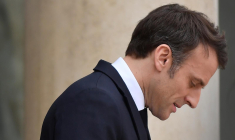 Emmanuel Macron, le 7 mars 2023, à Paris ( AFP / JULIEN DE ROSA )