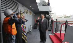 Une photo fournie par l'agence officielle KCNA montrant le dirigeant nord-coréen Kim Jong Un inspectant le tout nouveau navire de guerre du régime, le Choe Hyon, le 5 octobre 2025 ( KCNA VIA KNS / STR )
