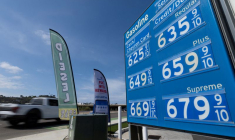 PHOTO DE FICHIER : Prix actuel de l'essence dans une station-service en Californie