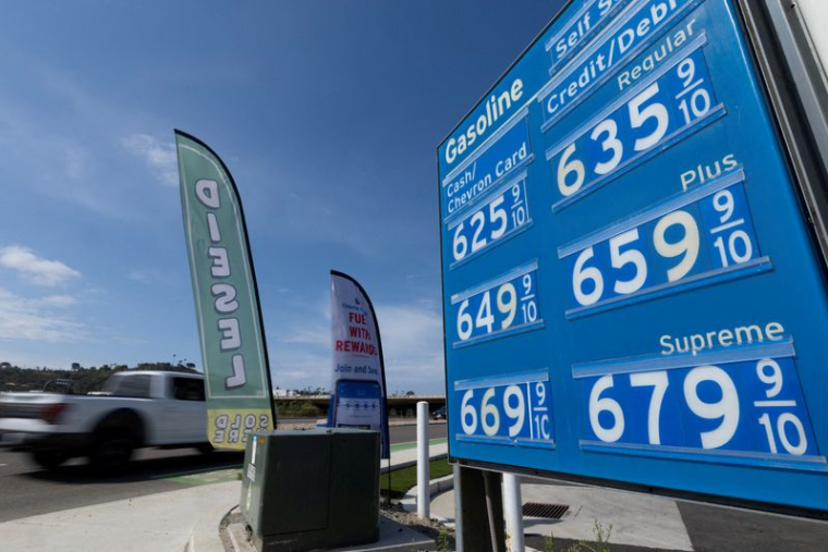 PHOTO DE FICHIER : Prix actuel de l'essence dans une station-service en Californie