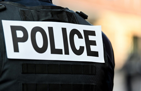 Un rodéo urbain rassemblant 500 voitures et près de 3.000 personnes s'est tenu vendredi soir à Bordeaux, avant d'être stoppé et dispersé par une intervention des forces de l'ordre ( AFP / DENIS CHARLET )
