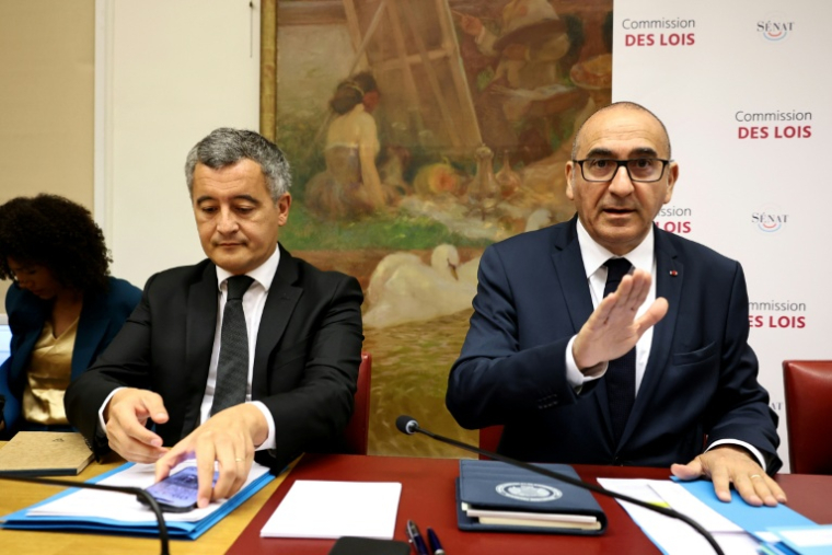 Le ministre de la Justice Gérald Darmanin, à gauche et à sa droite le ministre de l'Intérieur Laurent Nunez avant leur audition au Sénat à Paris le 9 juin 2026 ( AFP / SIMON WOHLFAHRT )