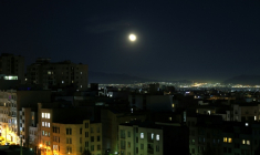 Une lune gibbeuse décroissante au-dessus de Téhéran après minuit, le 7 avril 2026 en Iran ( AFP / ATTA KENARE )