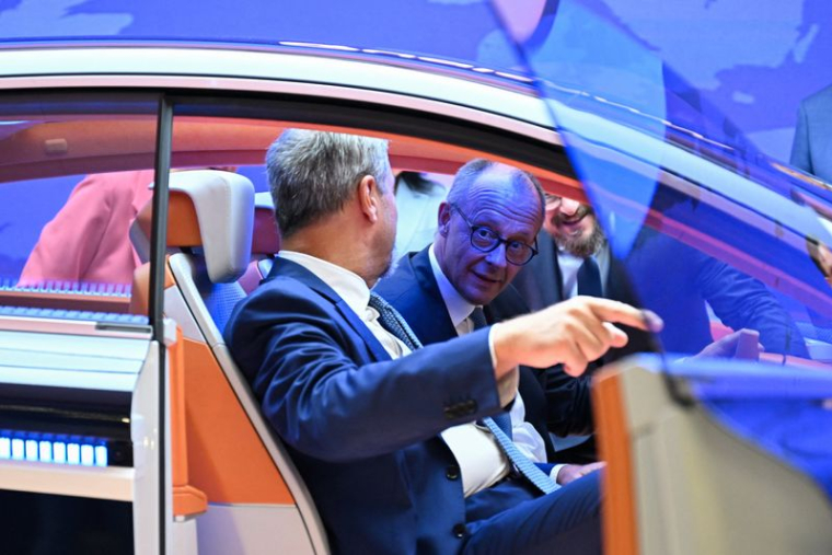 Le chancelier allemand Friedrich Merz et le ministre-président de Bavière Markus Söder au salon automobile IAA Mobility 2025 à Munich