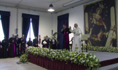 Léon XIV salue la foule à Pompéi à l'occasion du premier anniversaire de son pontificat