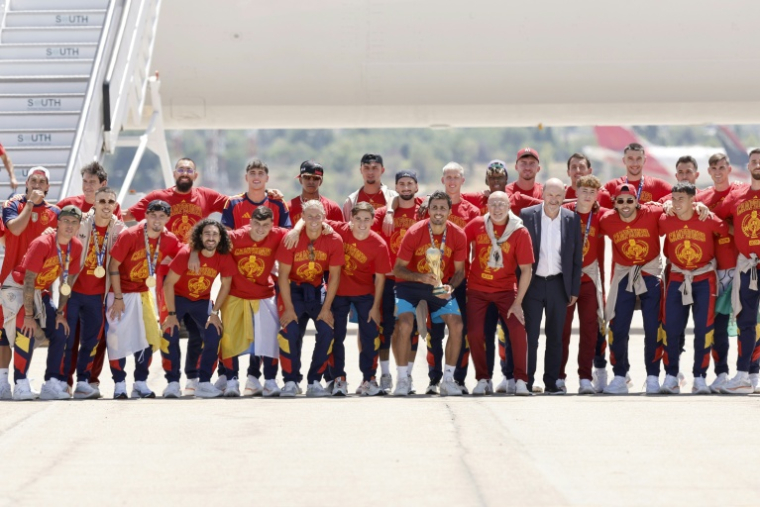 L'équipe d'Espagne pose avec son trophée sur le tarmac de l'aéroport de Madrid-Barajas à son arrivée des États-Unis après avoir remporté la Coupe du monde 2026, le 20 juillet 2026 ( AFP / Oscar DEL POZO )