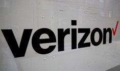 Le logo Verizon est visible sur le côté d'un camion à New York