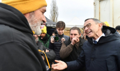 Le président des Républicains Bruno Retailleau (D) discute avec des agriculteurs de la Coordination rurale le 15 janvier 2026 à Saint-Pierre-des-Corps, près de Tours ( AFP / JEAN-FRANCOIS MONIER )