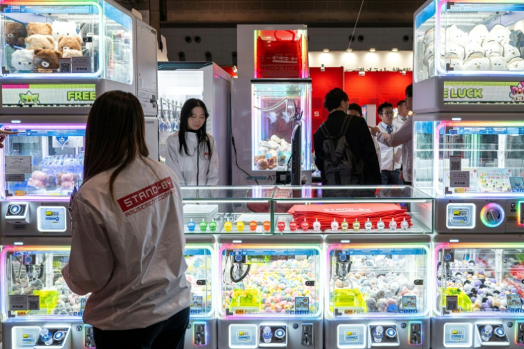 Des machines à pinces dans une salle d'arcade à Tokyo, le 14 novembre 2025 ( AFP / Philip FONG )