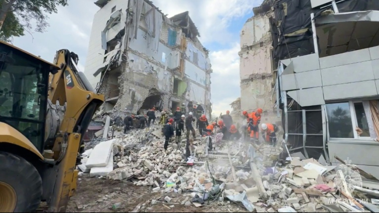 Des images publiées le 23 mai 2026 par les services de secours russes montrent un bâtiment d'une école professionnelle de Starobilsk, en territoire ukrainien occupé par Moscou, sévèrement endommagé la veille par une frappe de drone ukrainien ( RUSSIAN MINISTRY OF EMERGENCY SITUATIONS / Handout )