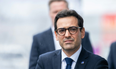 Le vice-président de la Commission européenne Stéphane Séjourné, ici photographié au parc des expositions de Stuttgart le 26 novembre 2025, porte la loi d'"accélération industrielle" sur le "Made in Europe" ( AFP / Silas Stein )