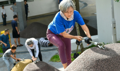 Des personnes âgées participent à une séance d'entraînement de parkour, le 17 mars 2026 à Singapour ( AFP / Roslan RAHMAN )