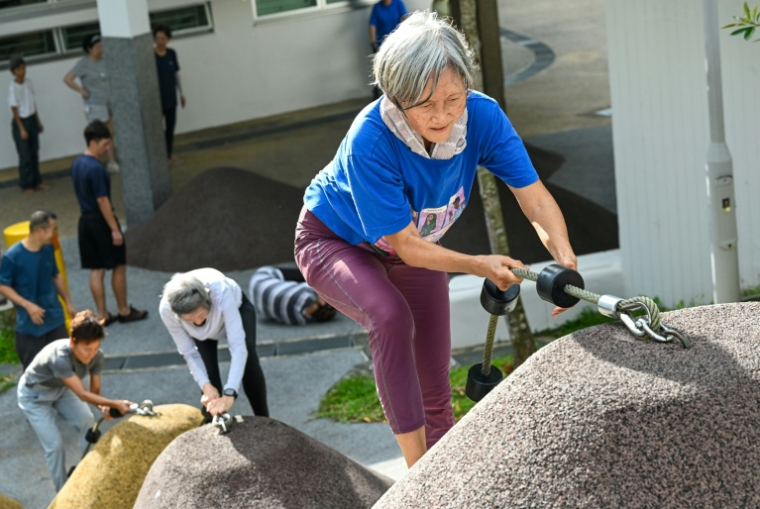 Des personnes âgées participent à une séance d'entraînement de parkour, le 17 mars 2026 à Singapour ( AFP / Roslan RAHMAN )