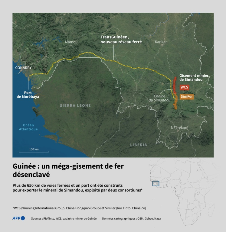 Carte localisant en Guinée les gisements exploités à Simandou par les consortiums WCS et SimFer dans les monts de la chaîne du Simandou, ainsi que la voie ferrée de 650 km construite pour acheminer le minerai de fer jusqu'au nouveau complexe portuaire de Morébaya ( AFP / Sylvie HUSSON )