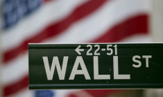 Un panneau Wall Street devant la Bourse de New York