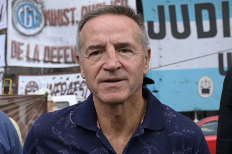 Jorge Sola, l'un des trois dirigeants de la Confédération générale du travail (CGT) argentine, lors d'une manifestation contre une réforme du travail promue par le président argentin Javier Milei, devant le palais de justice de Buenos Aires, le 24 février 2026 ( AFP / JUAN MABROMATA )