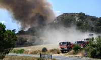 Les sapeurs-pompiers luttent contre un incendie à Bizanet, dans l'Aude, le 30 juin 2025 ( AFP / Ed JONES )