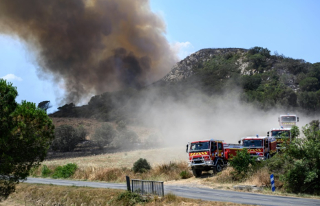 Les sapeurs-pompiers luttent contre un incendie à Bizanet, dans l'Aude, le 30 juin 2025 ( AFP / Ed JONES )