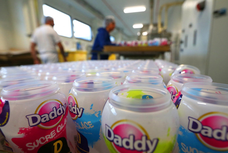 Cette photo montre des emballages de morceaux de sucre au sein du groupe Crystal Union à Bazancourt, près de Reims le 26 novembre 2014. ( AFP / FRANCOIS NASCIMBENI )